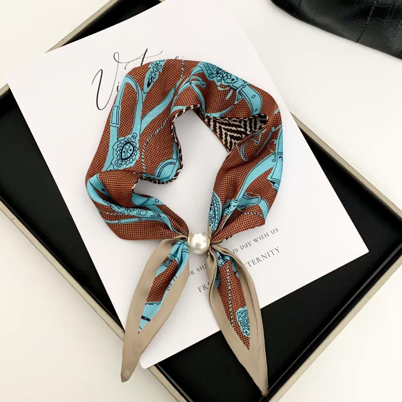 Elegancki szal z perłami w sty – Silk Scarf Square recenzja i cena